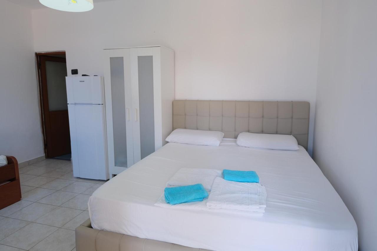 Mehilli Hotel Dhërmi エクステリア 写真