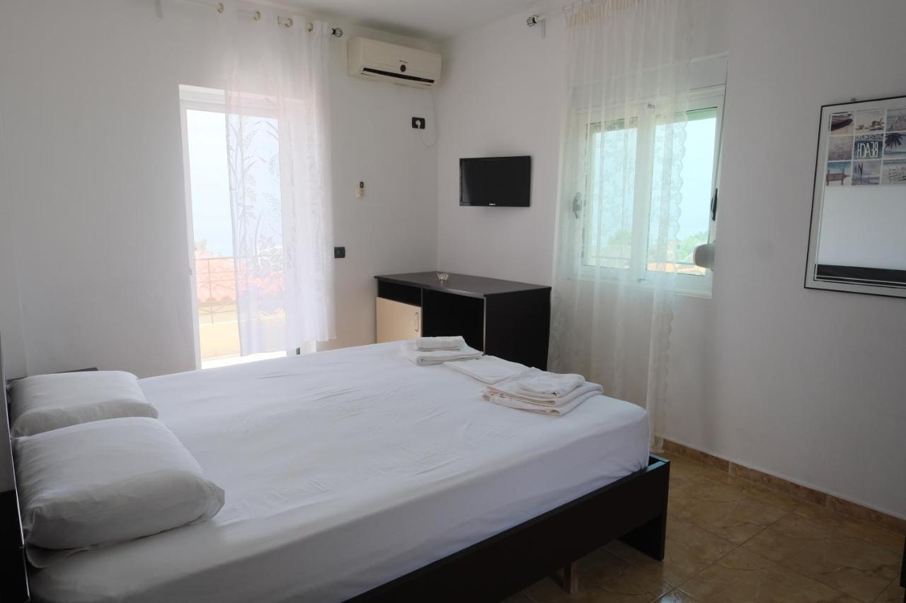 Mehilli Hotel Dhërmi エクステリア 写真