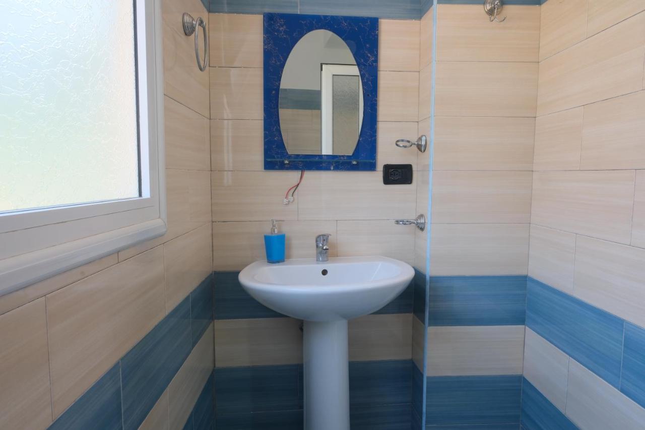 Mehilli Hotel Dhërmi エクステリア 写真