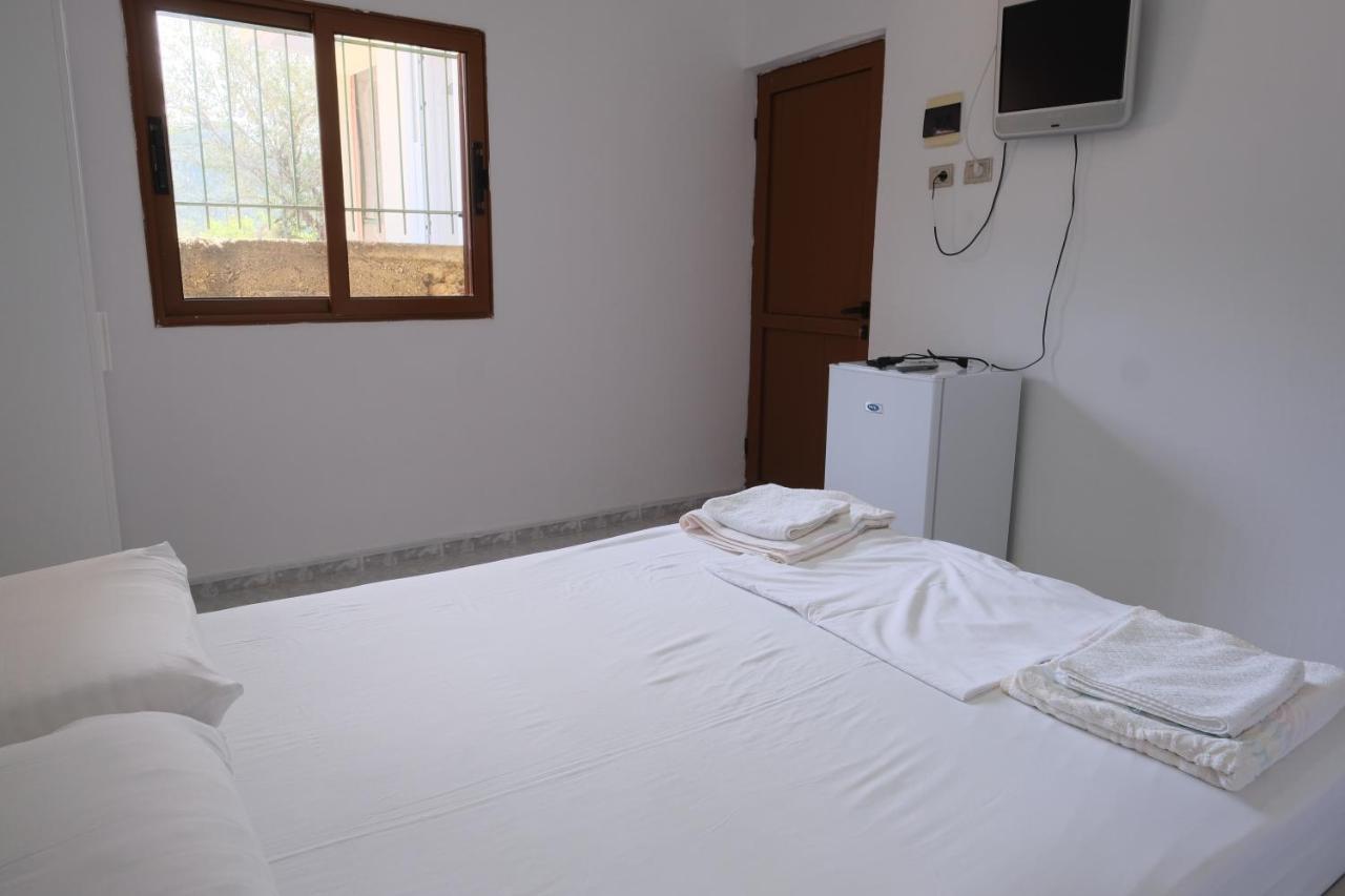 Mehilli Hotel Dhërmi エクステリア 写真