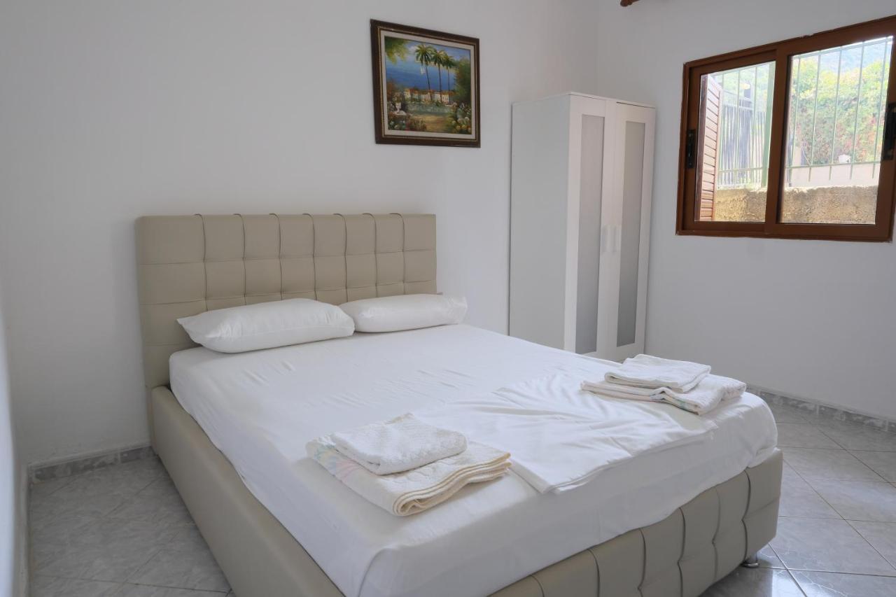 Mehilli Hotel Dhërmi エクステリア 写真