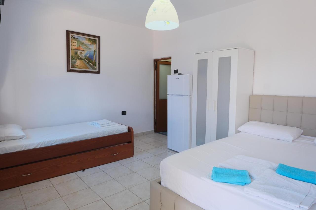 Mehilli Hotel Dhërmi エクステリア 写真