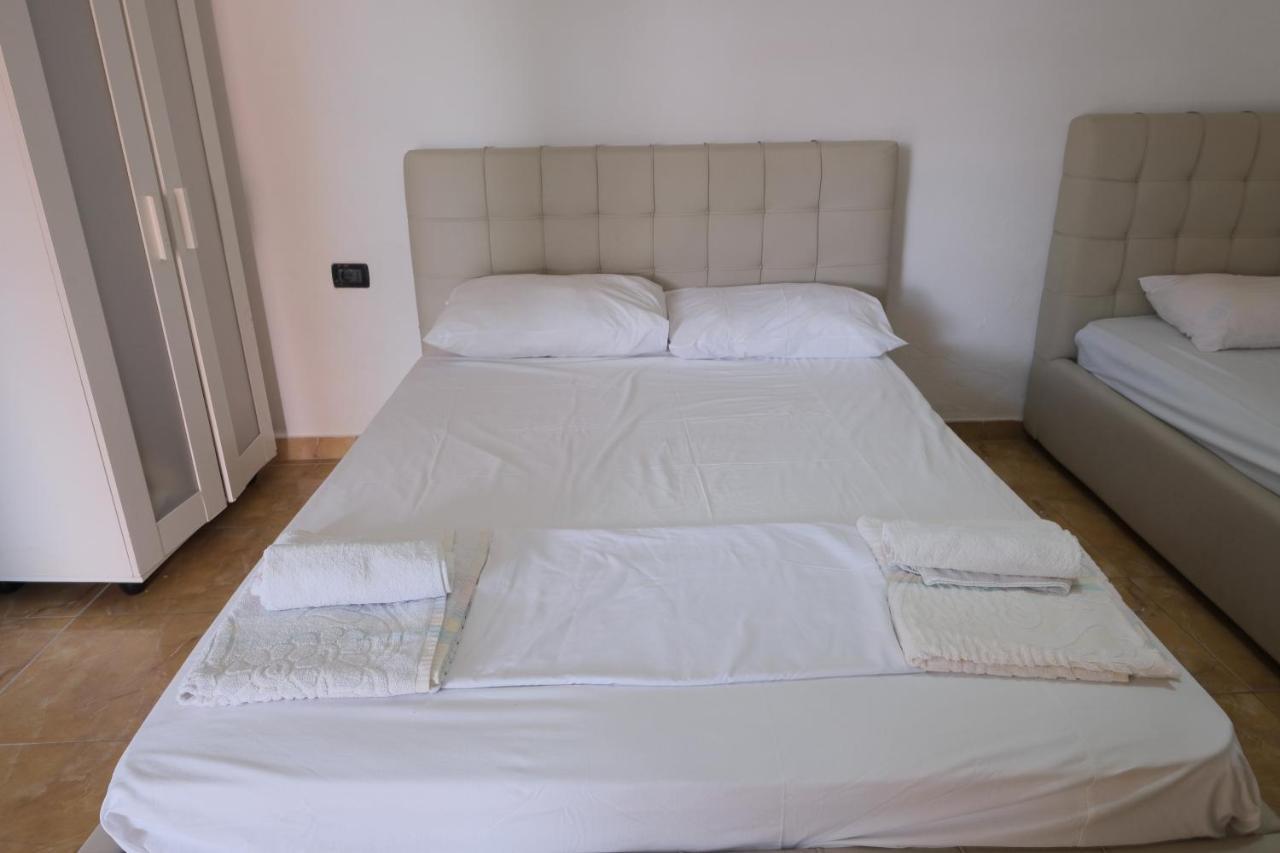 Mehilli Hotel Dhërmi エクステリア 写真