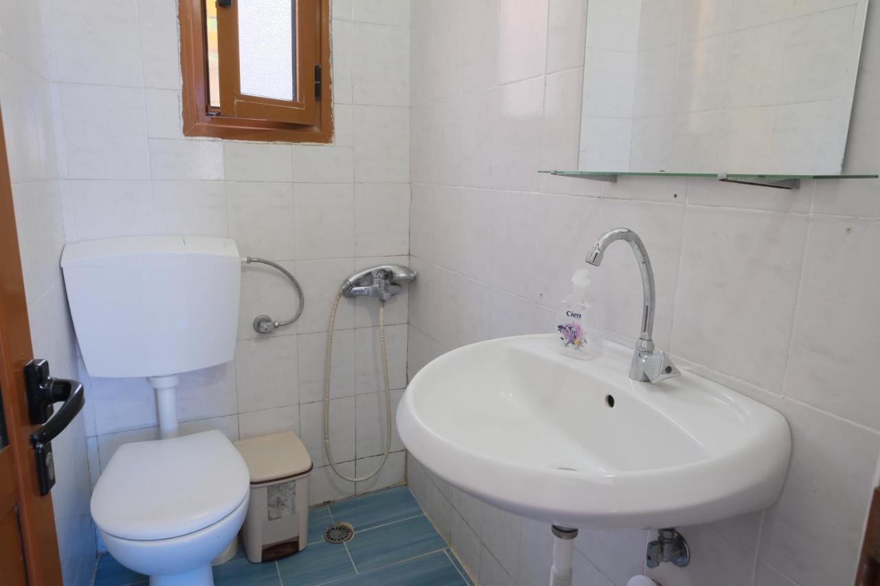 Mehilli Hotel Dhërmi エクステリア 写真