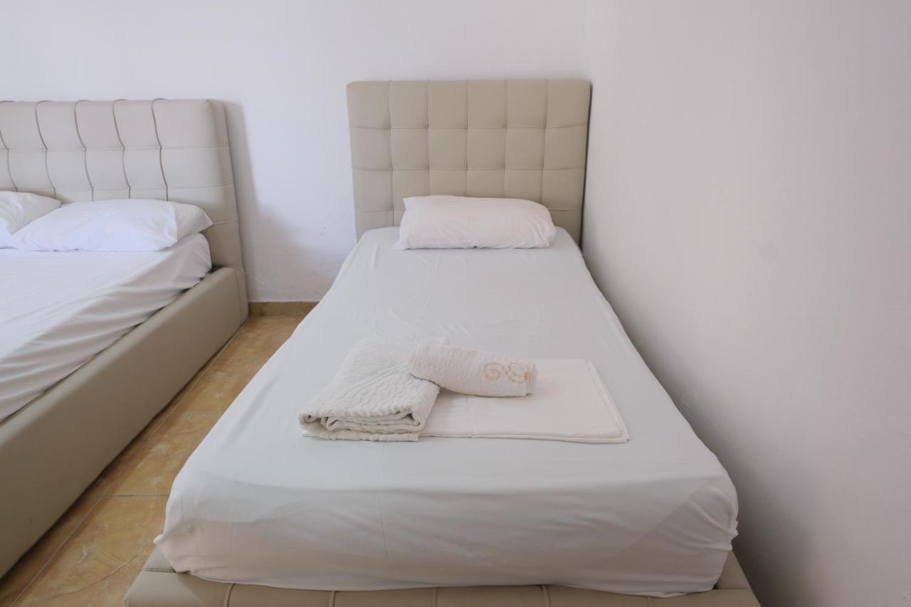 Mehilli Hotel Dhërmi エクステリア 写真