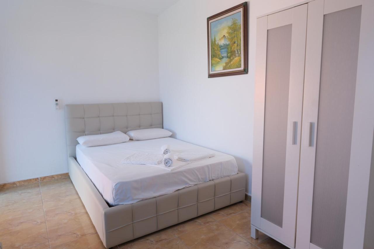 Mehilli Hotel Dhërmi エクステリア 写真