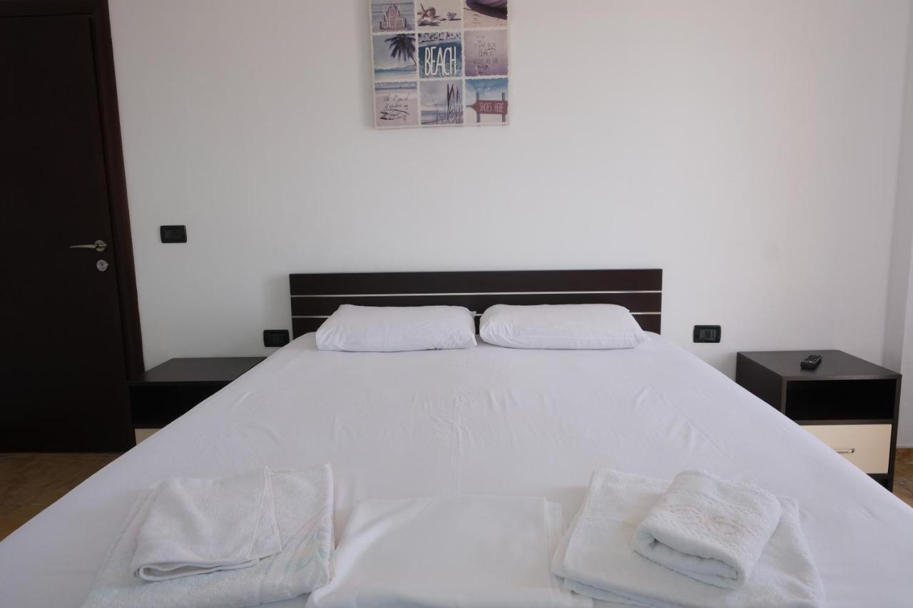 Mehilli Hotel Dhërmi エクステリア 写真