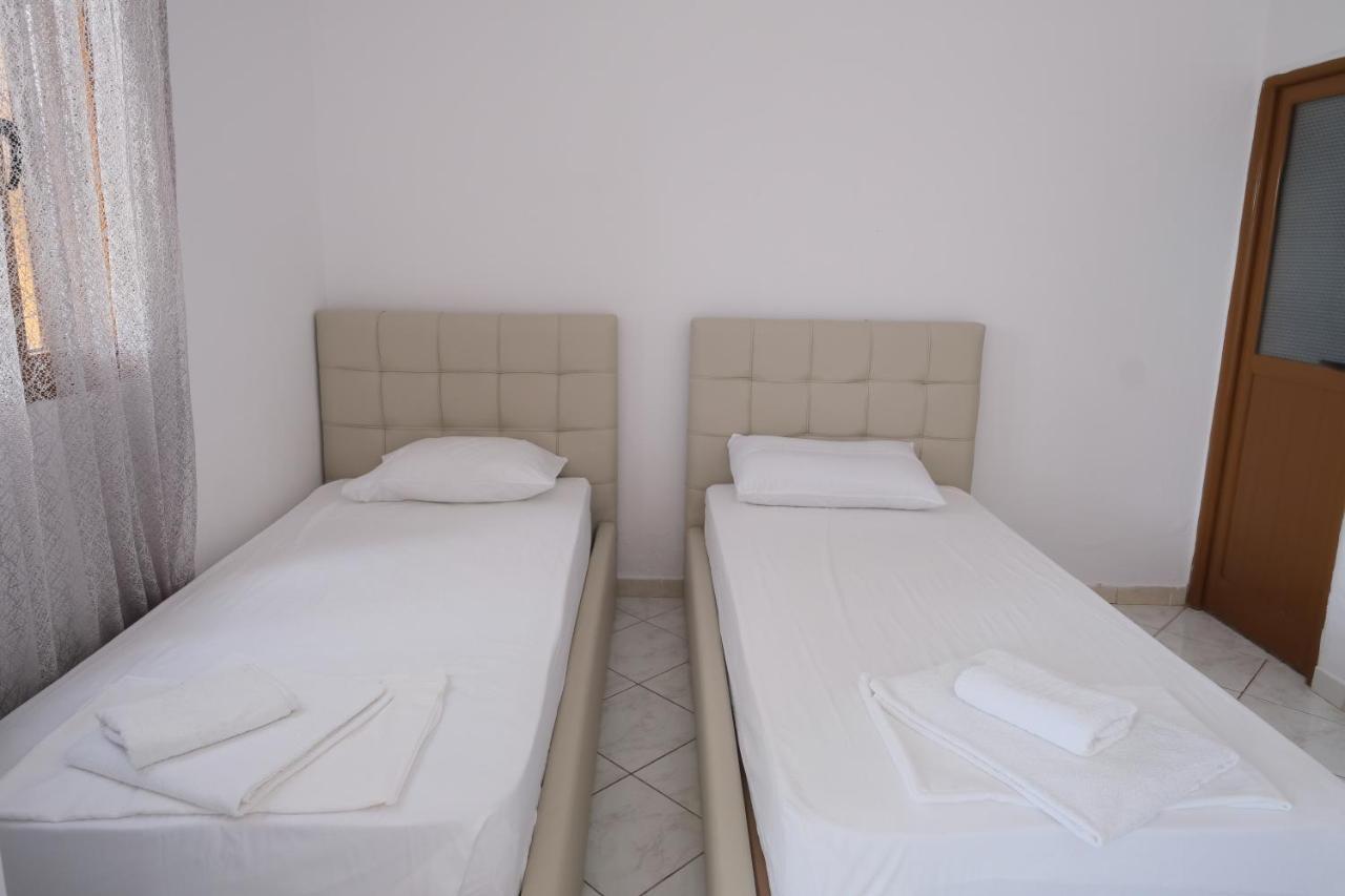 Mehilli Hotel Dhërmi エクステリア 写真