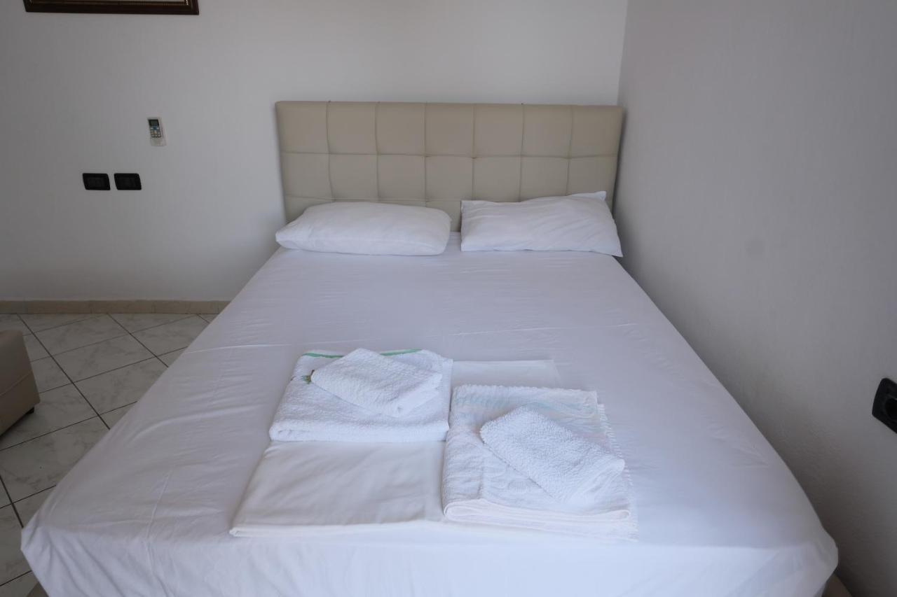 Mehilli Hotel Dhërmi エクステリア 写真