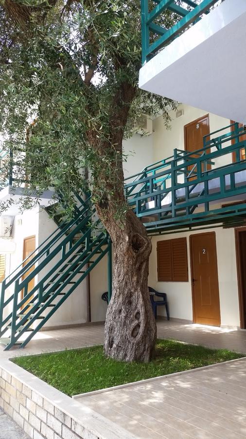 Mehilli Hotel Dhërmi エクステリア 写真