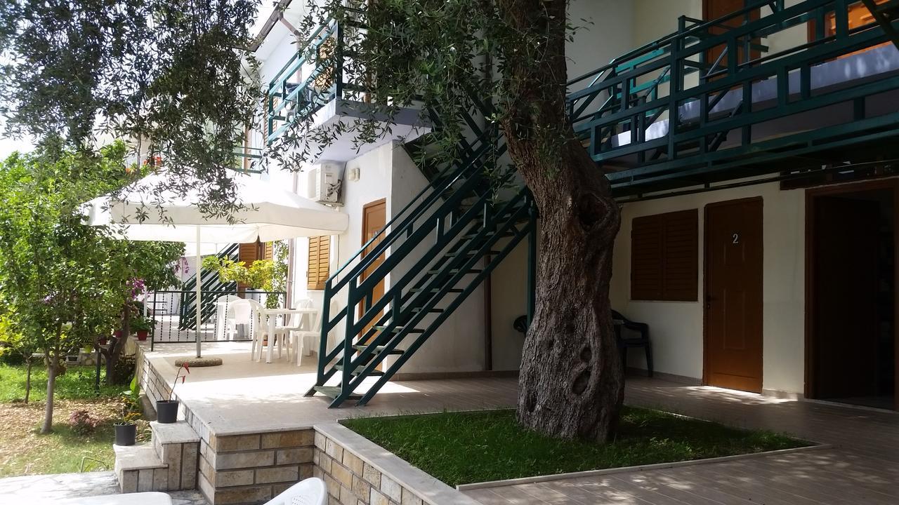 Mehilli Hotel Dhërmi エクステリア 写真