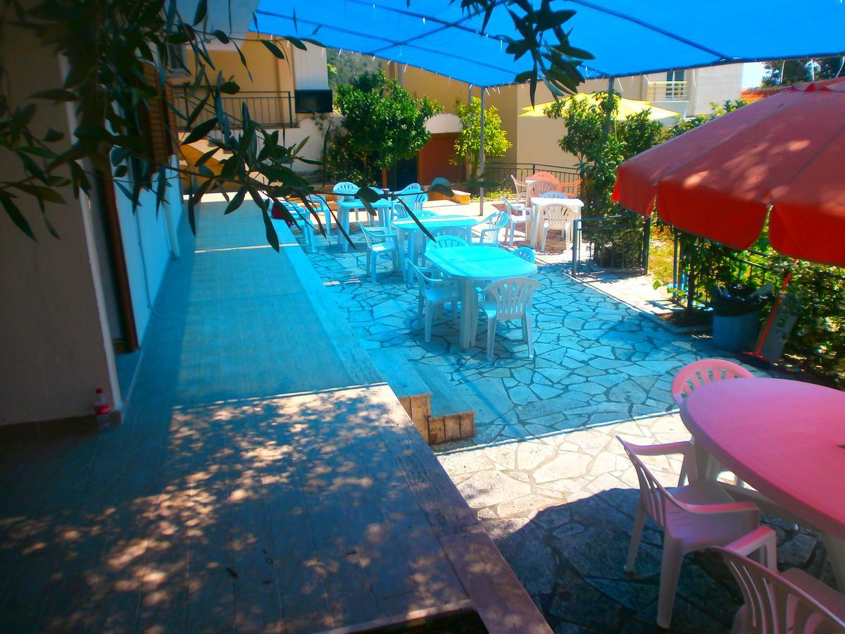 Mehilli Hotel Dhërmi エクステリア 写真